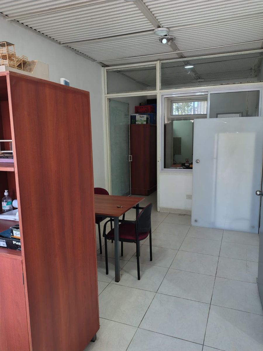 Deposito con oficinas y local en alquiler - 14
