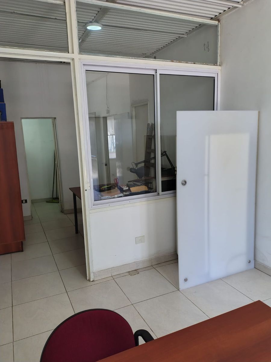 Deposito con oficinas y local en alquiler - 16