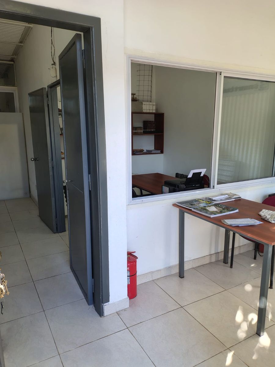 Deposito con oficinas y local en alquiler - 22