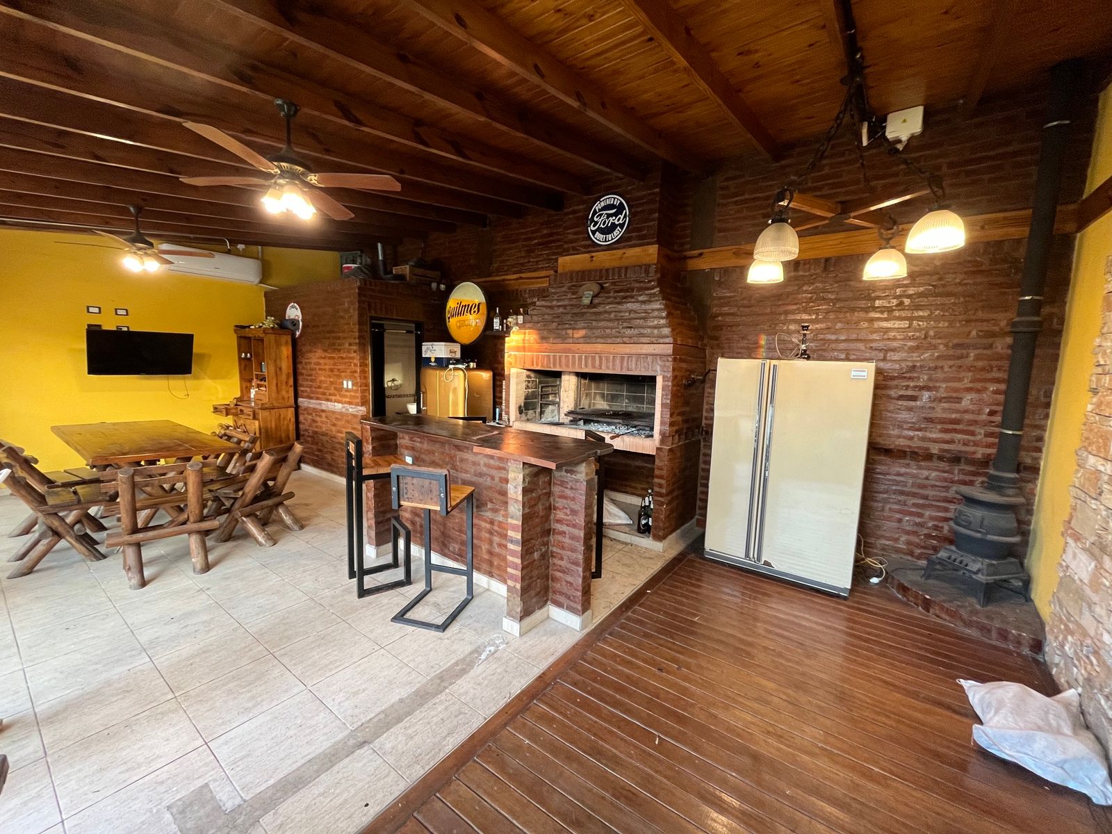 Casa Sobre Gran Lote en Una Planta con Pileta y Quincho - 2