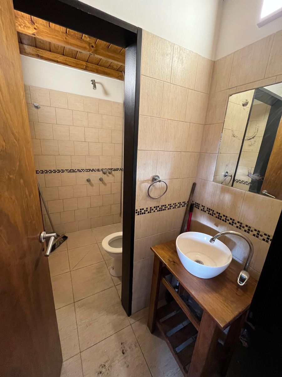 Casa Sobre Gran Lote en Una Planta con Pileta y Quincho - 3