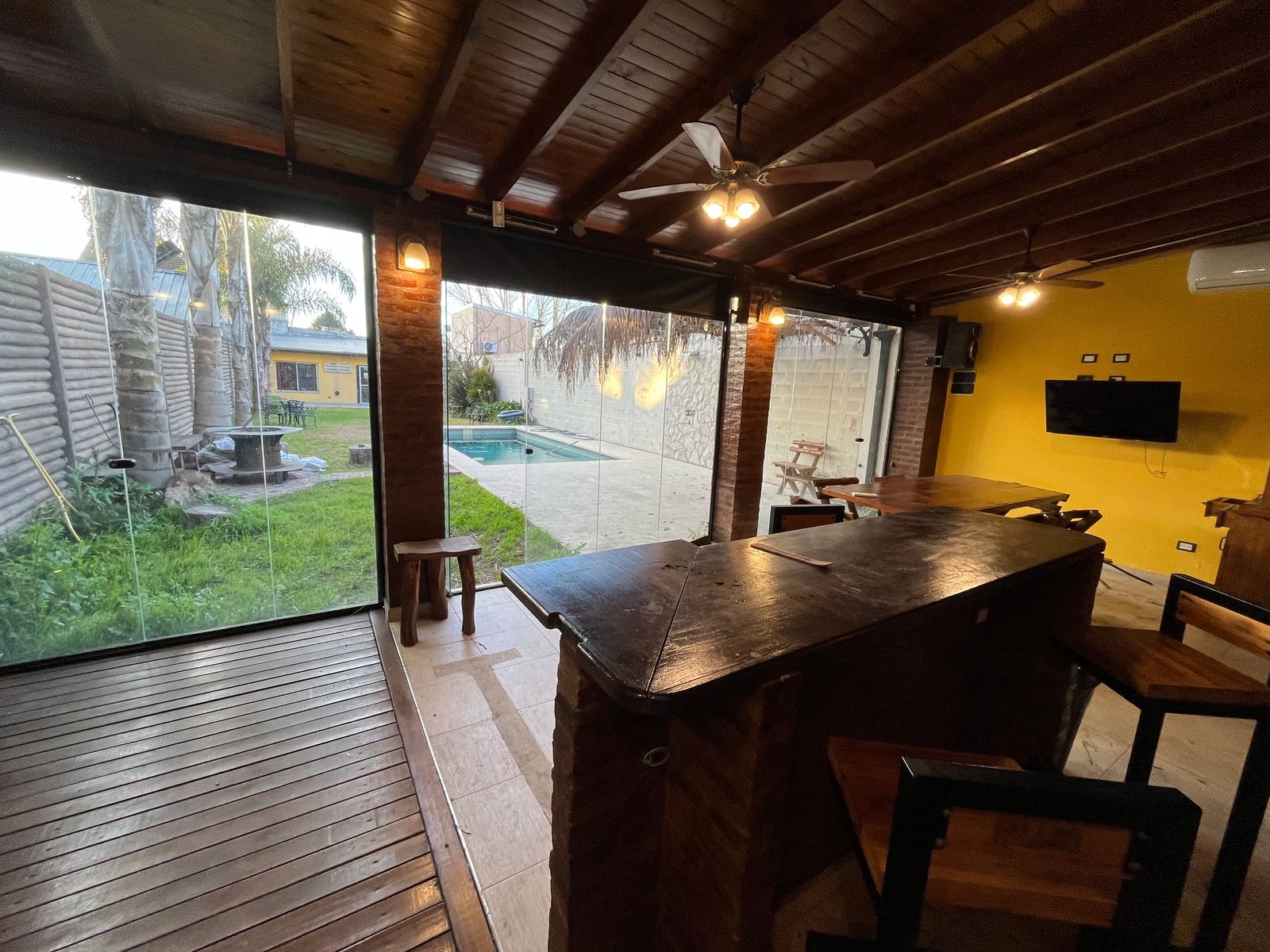 Casa Sobre Gran Lote en Una Planta con Pileta y Quincho - 4