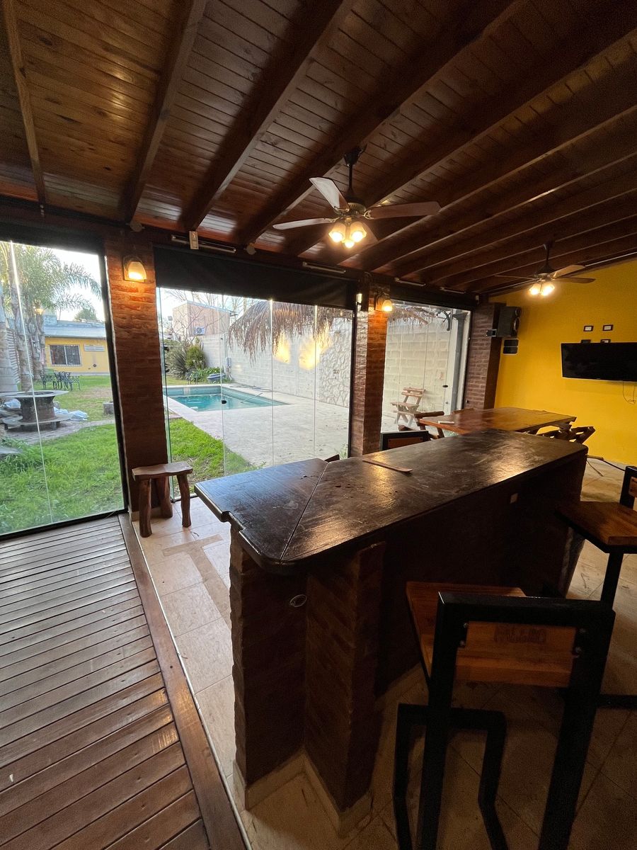 Casa Sobre Gran Lote en Una Planta con Pileta y Quincho - 5