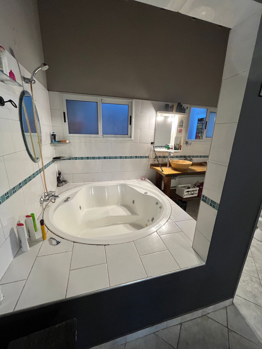 Casa Sobre Gran Lote en Una Planta con Pileta y Quincho - 12