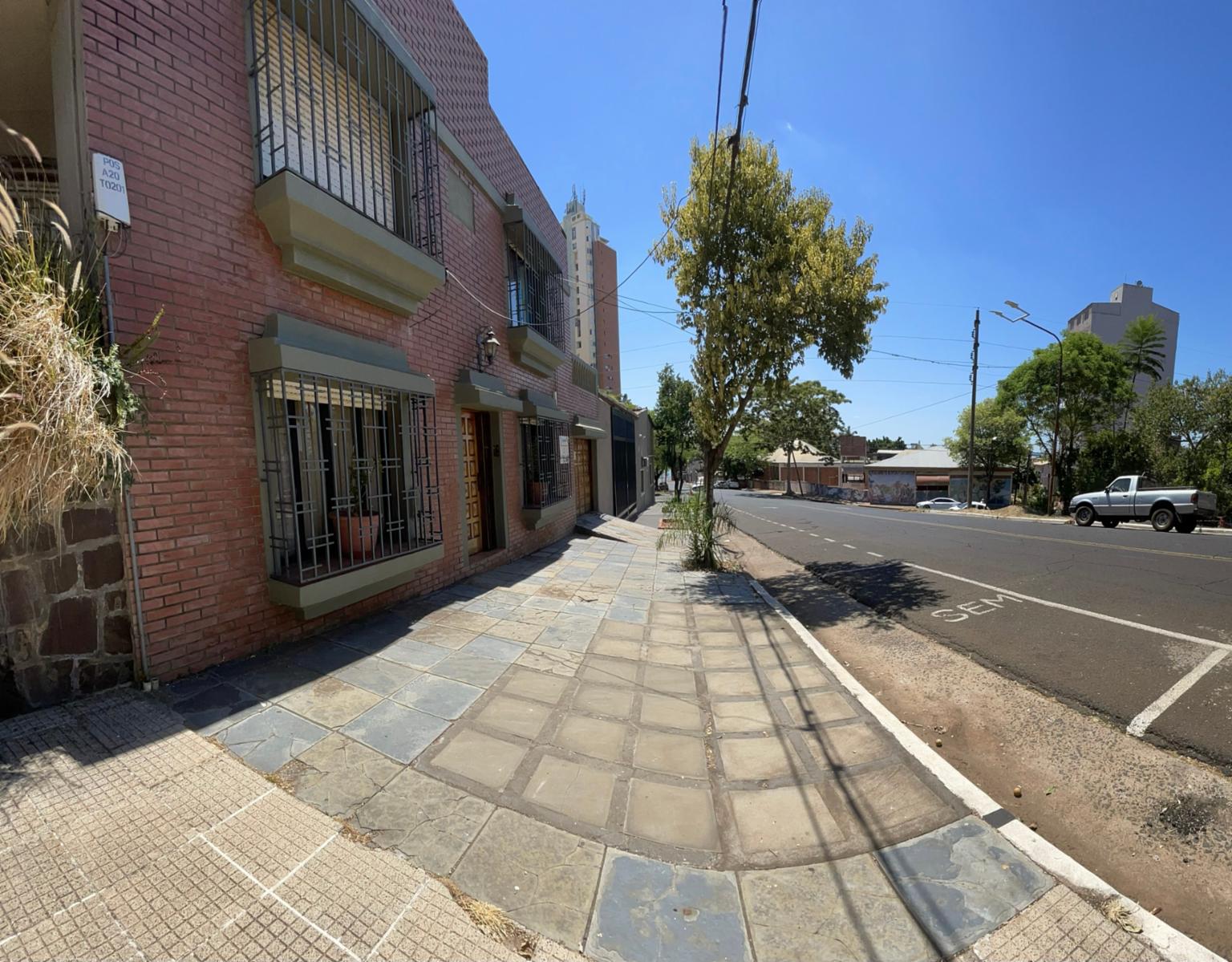 Linda Casa céntrica 4 dormit, gge,varios autos, patio, galería cerrada. Cerquita de la costa cont Santa Fe. — foto 3