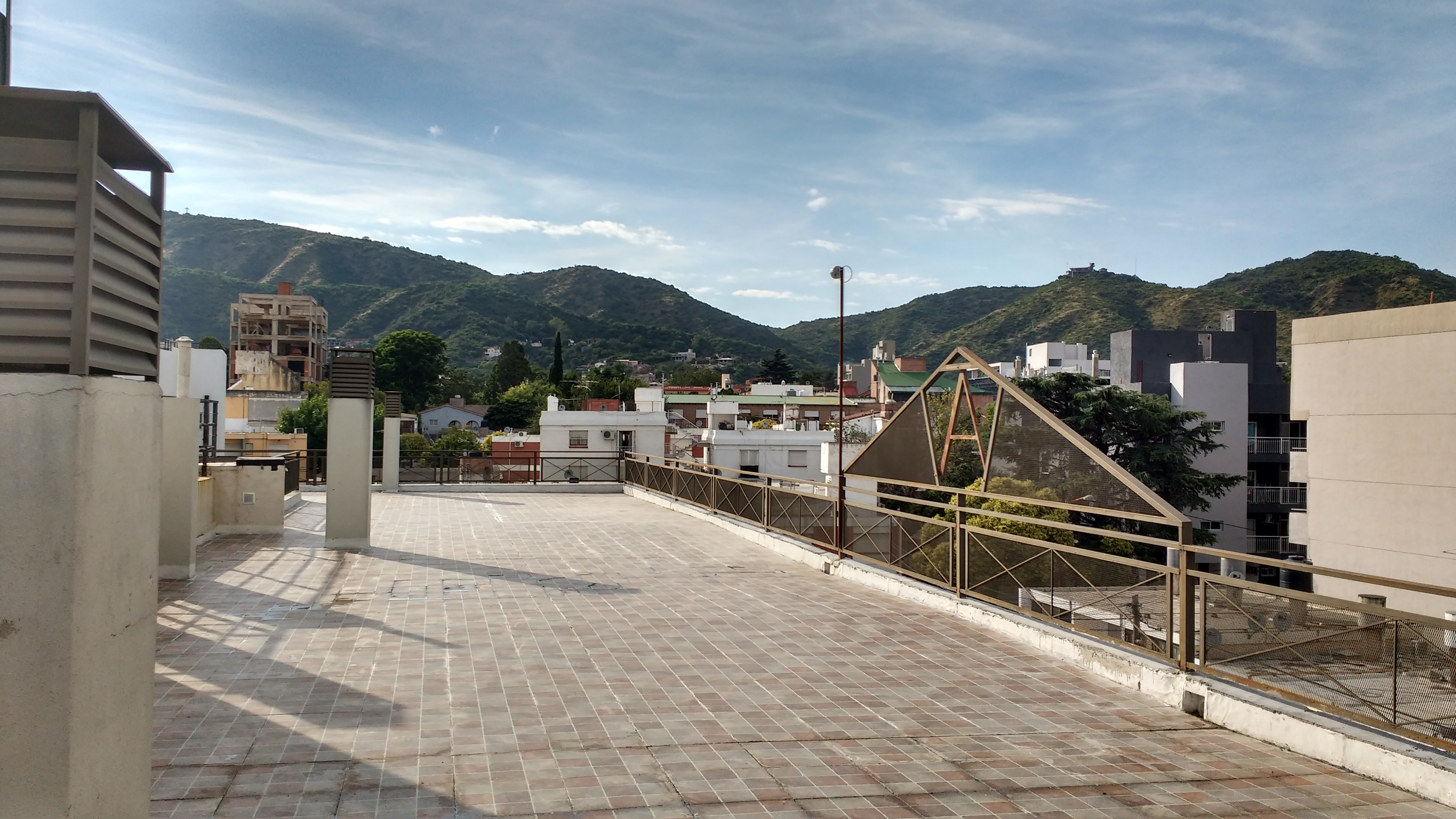 DEPARTAMENTO DE 1 DORMITORIO-COCHERA-QUINCHO-PILETA A 2 CUADRAS DEL CENTRO — foto 4