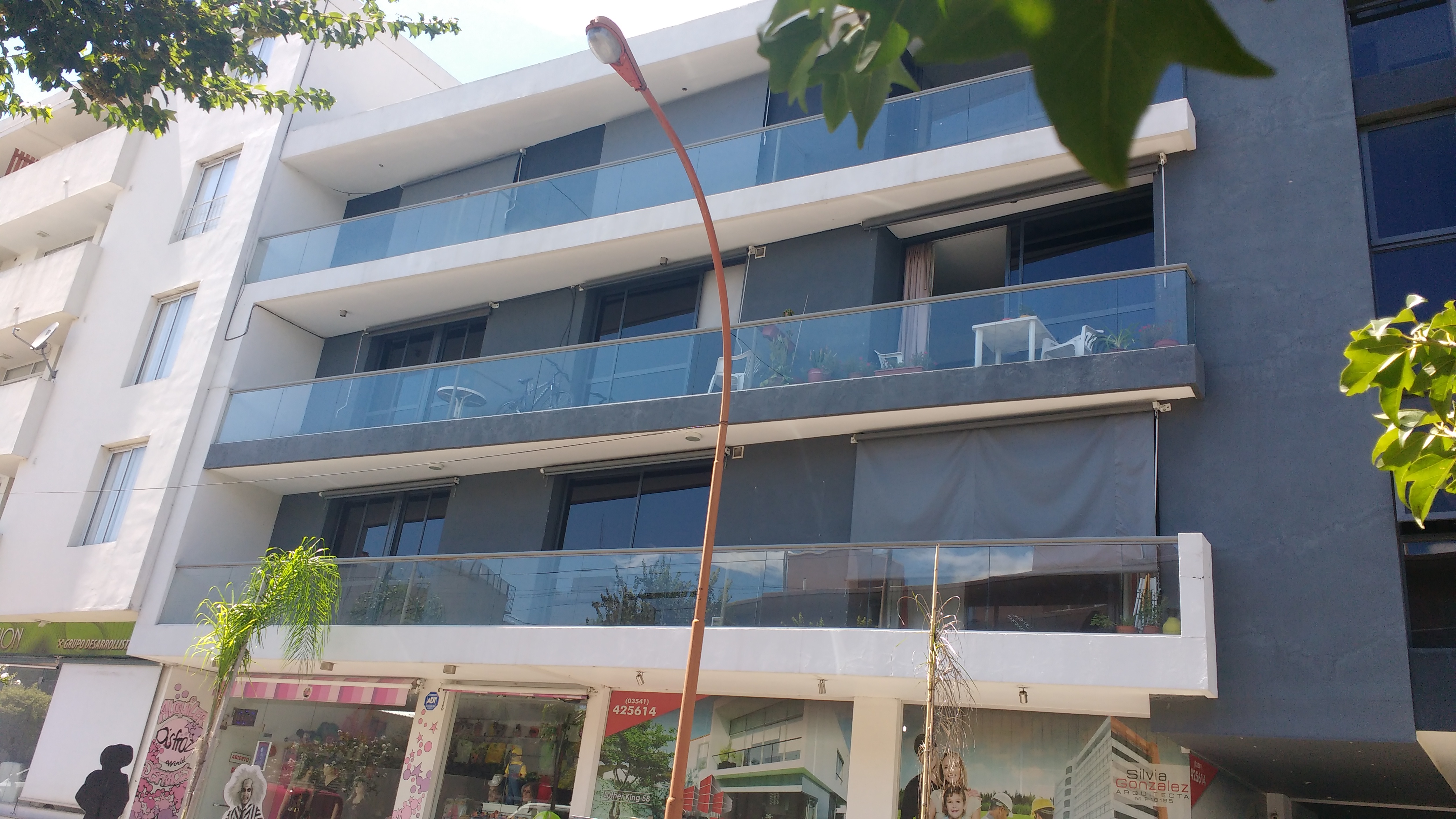 Oportunidad!! Departamento 2 dormitorios frente, balcon amplio con cochera
