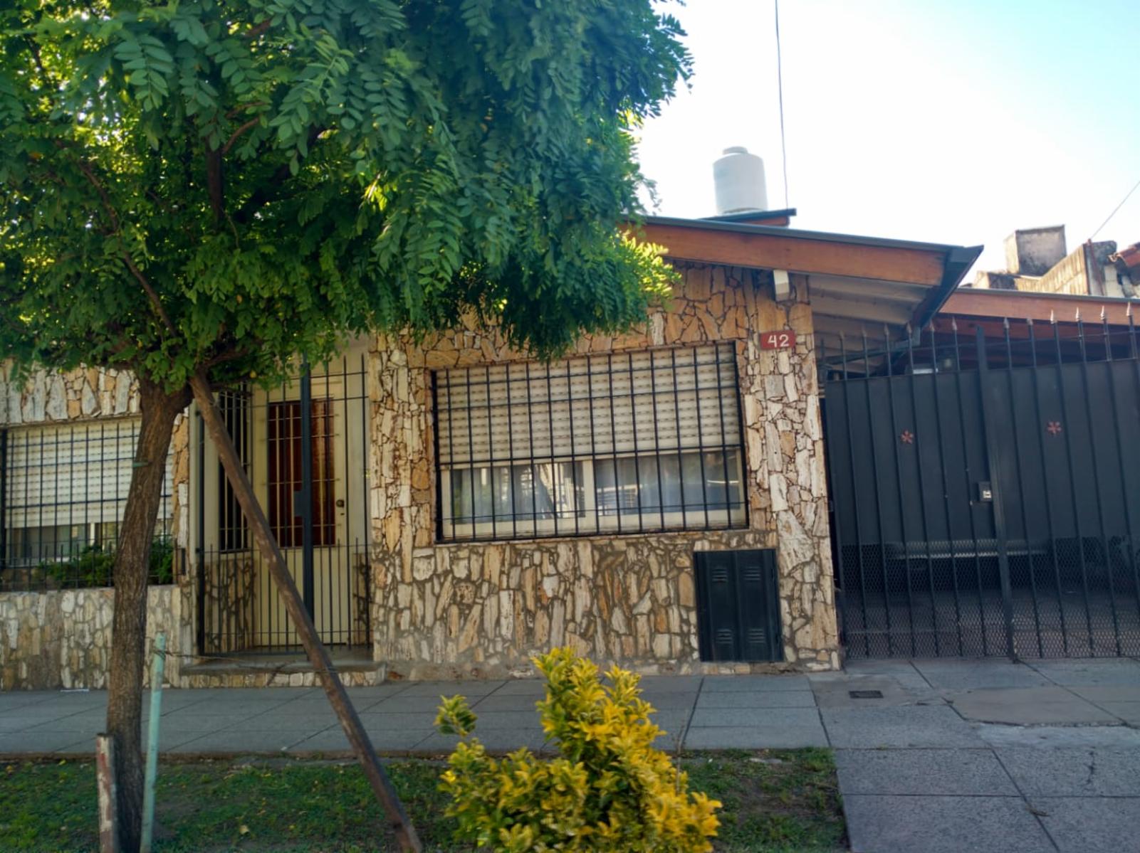 HERMOSO CHALET A METROS DE SARGENTO CABRAL — foto 3