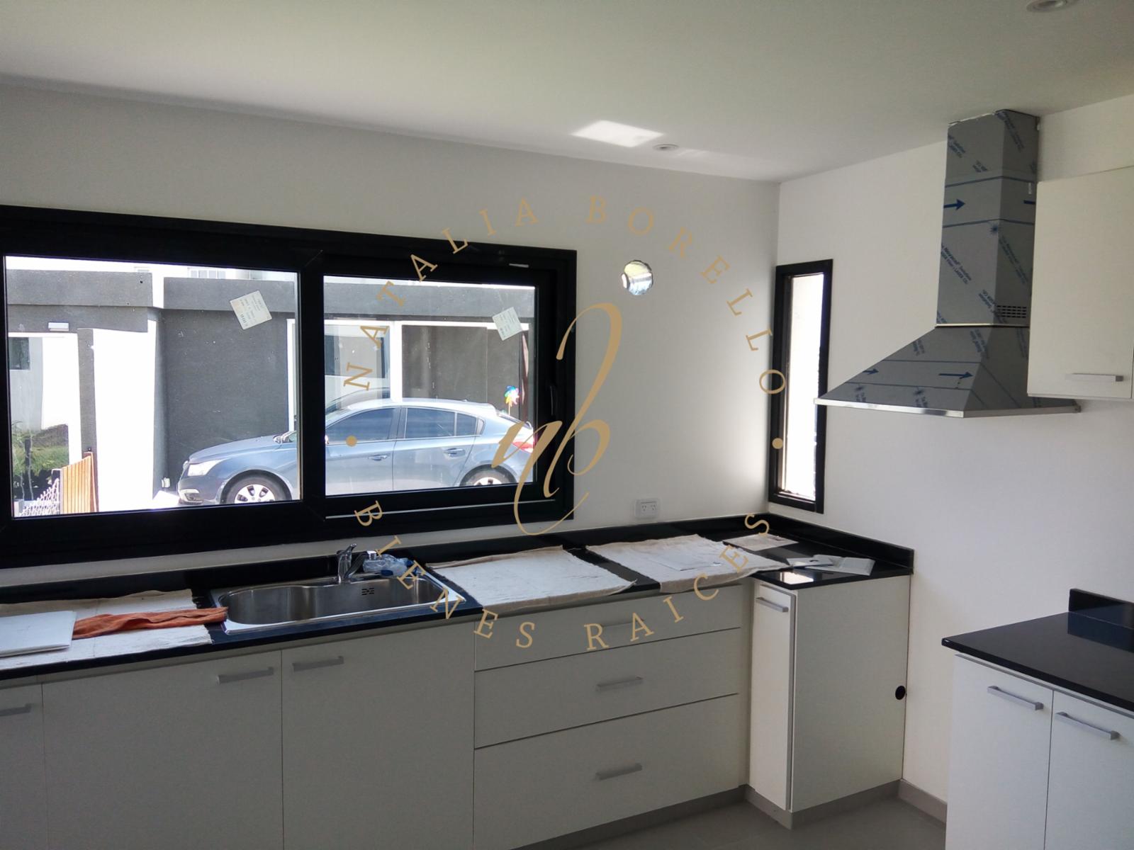 Importante casa de categoría a estrenar de tres dormitorios amplio parque y piscina. — foto 11
