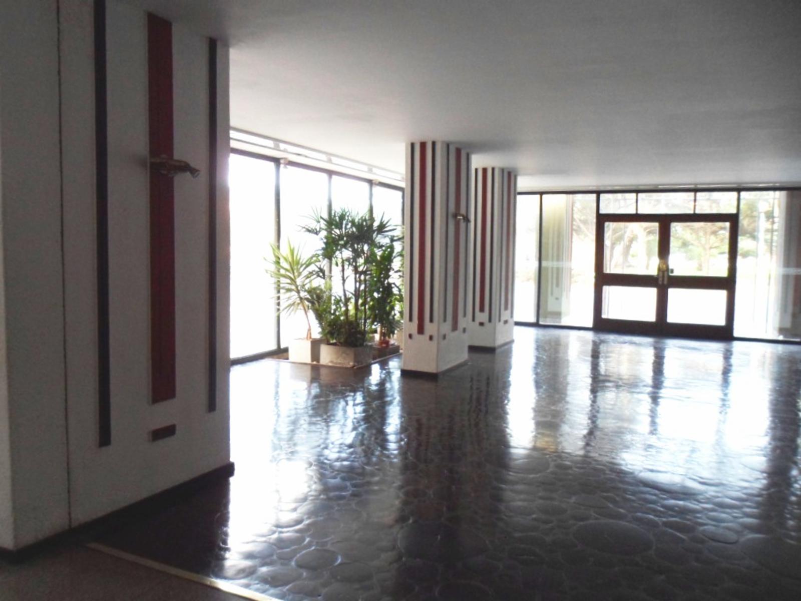 Departamento de 2 ambientes, se vende con muebles. Luminoso. — foto 3