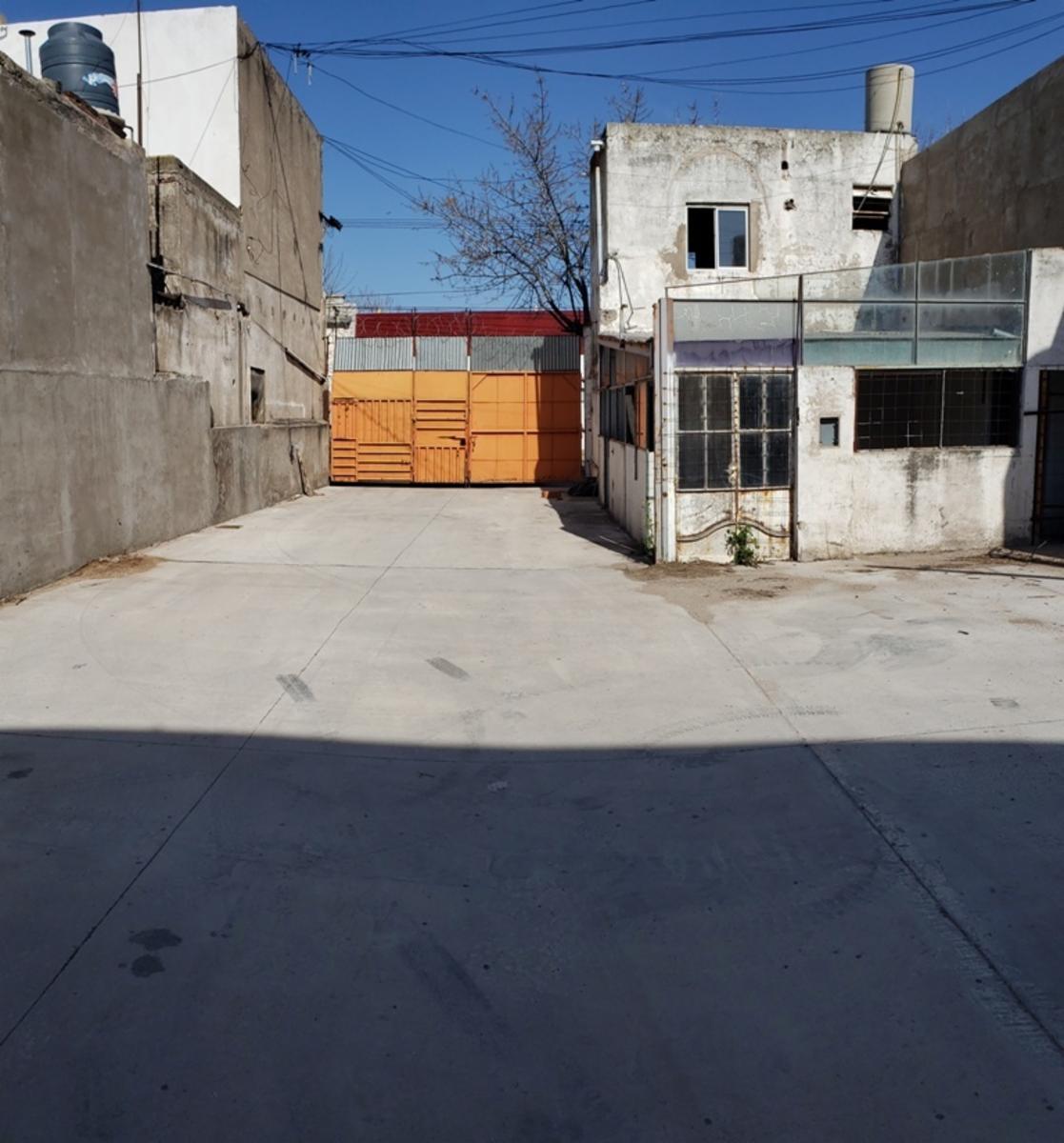 Excelente Propiedad Galpon 200 mts2 con salida a dos calles - 3