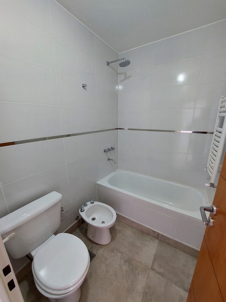 Departamento 1 dormitorio c/cochera y terraza propia — foto 8