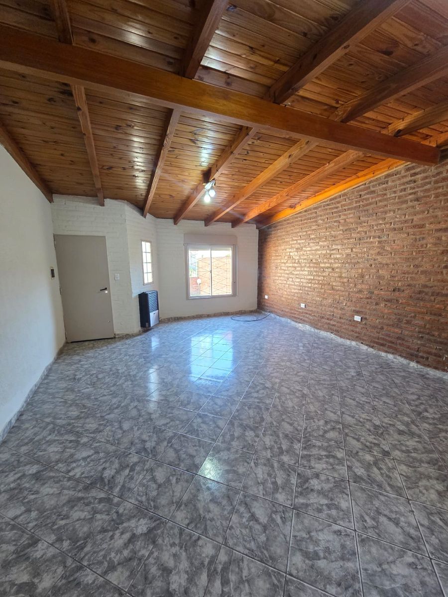 Casa 2 dormitorios con patio y garaje - 3
