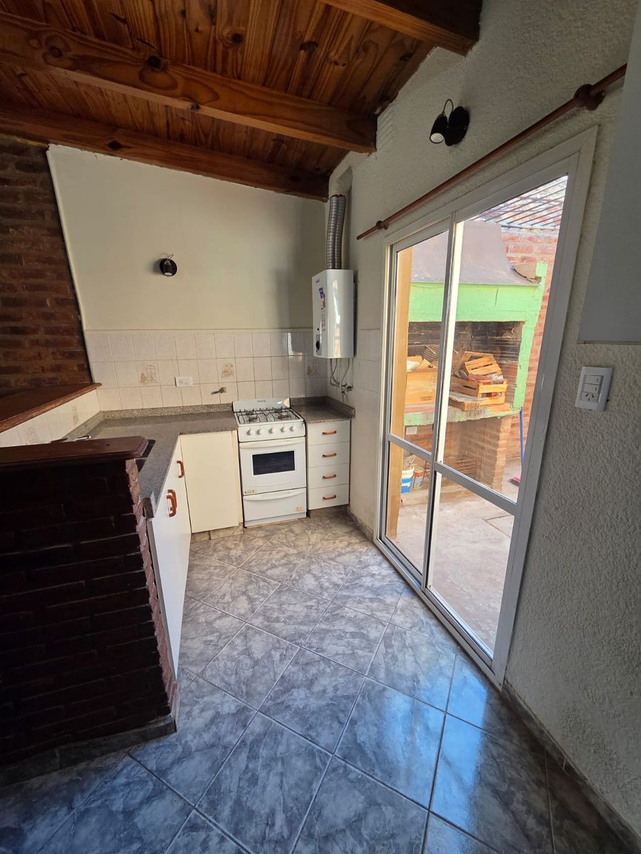 Casa 2 dormitorios con patio y garaje - 4