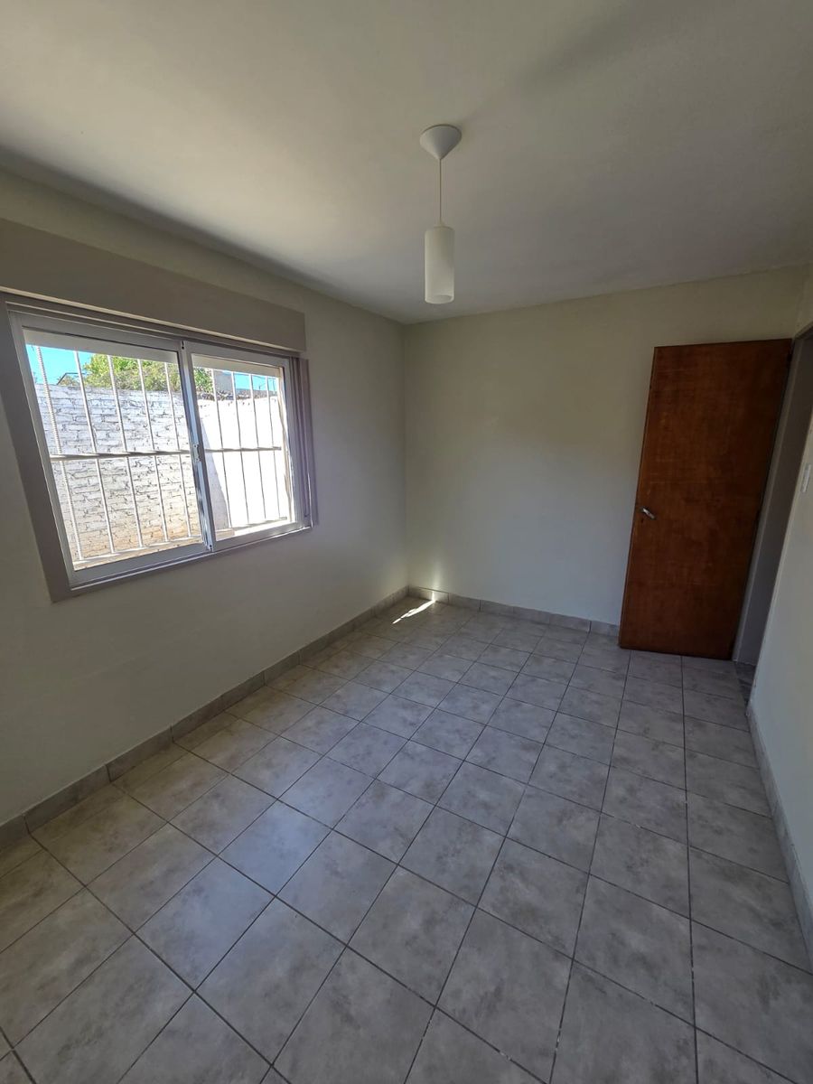 Casa 2 dormitorios con patio y garaje - 8