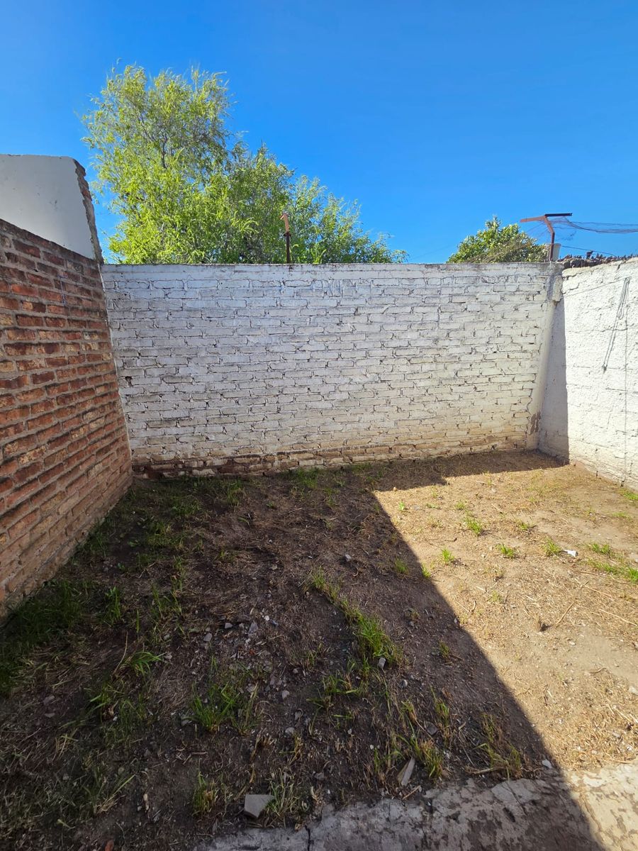 Casa 2 dormitorios con patio y garaje - 13