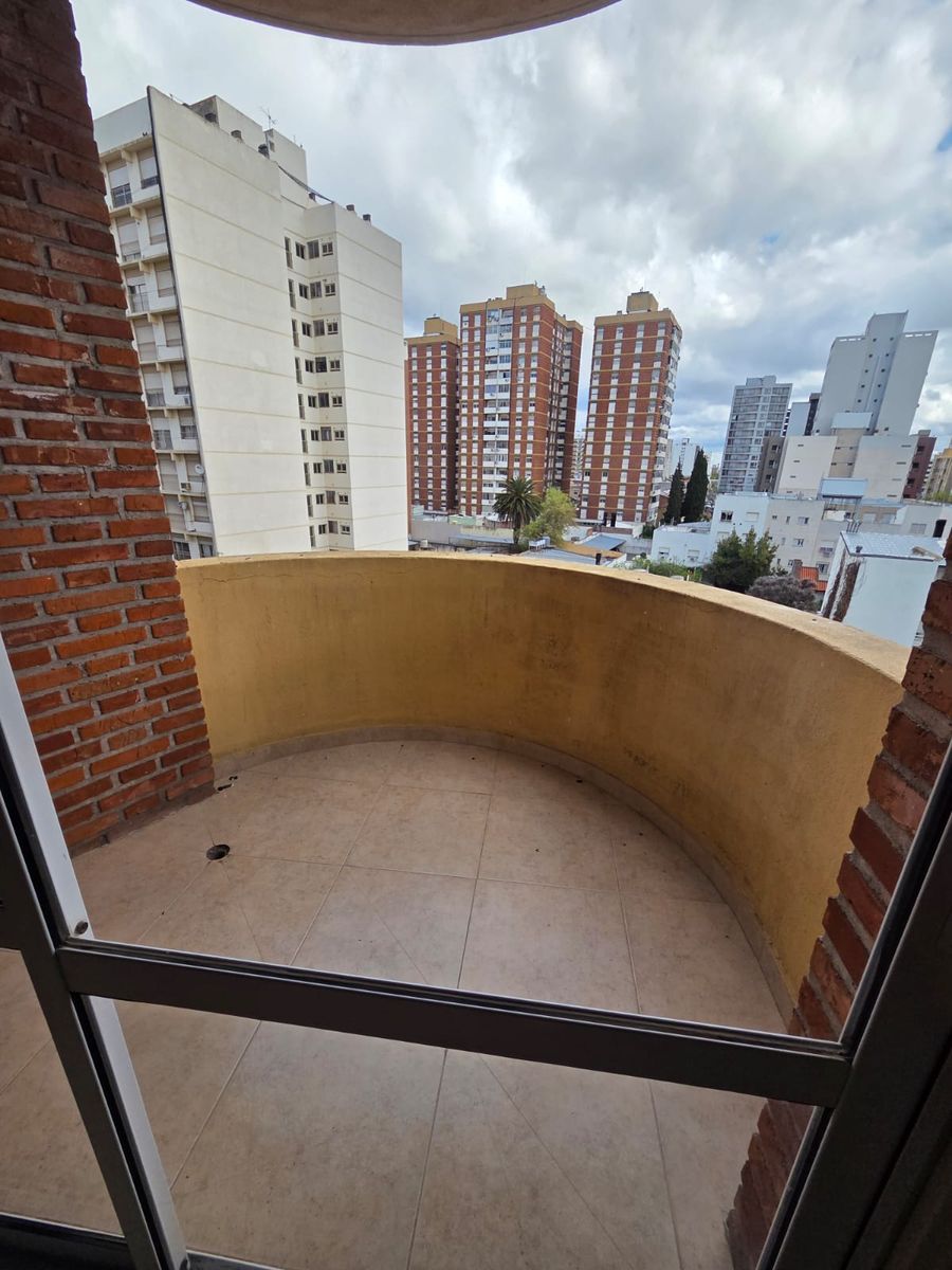 Departamento 1 dormitorio c/balcon y baulera — foto 3