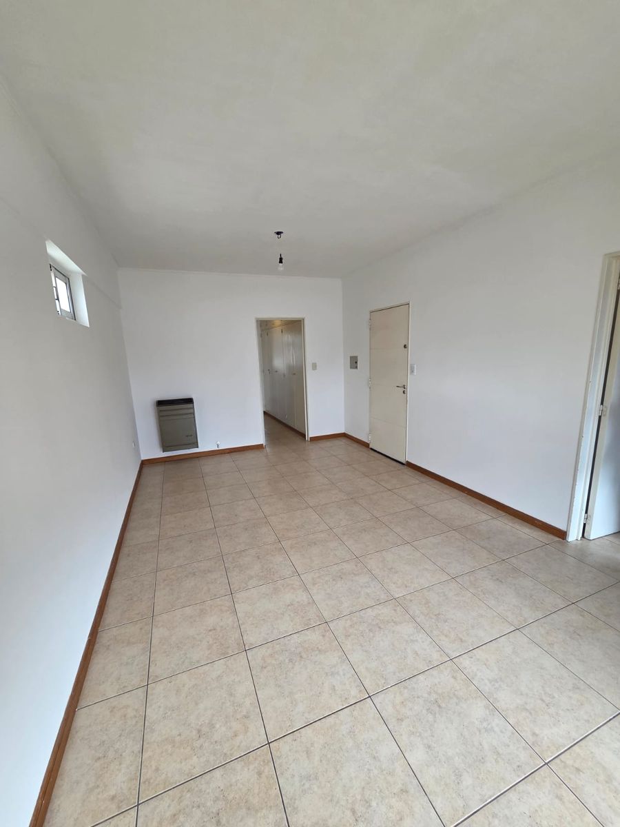 Departamento 1 dormitorio c/balcon y baulera — foto 4
