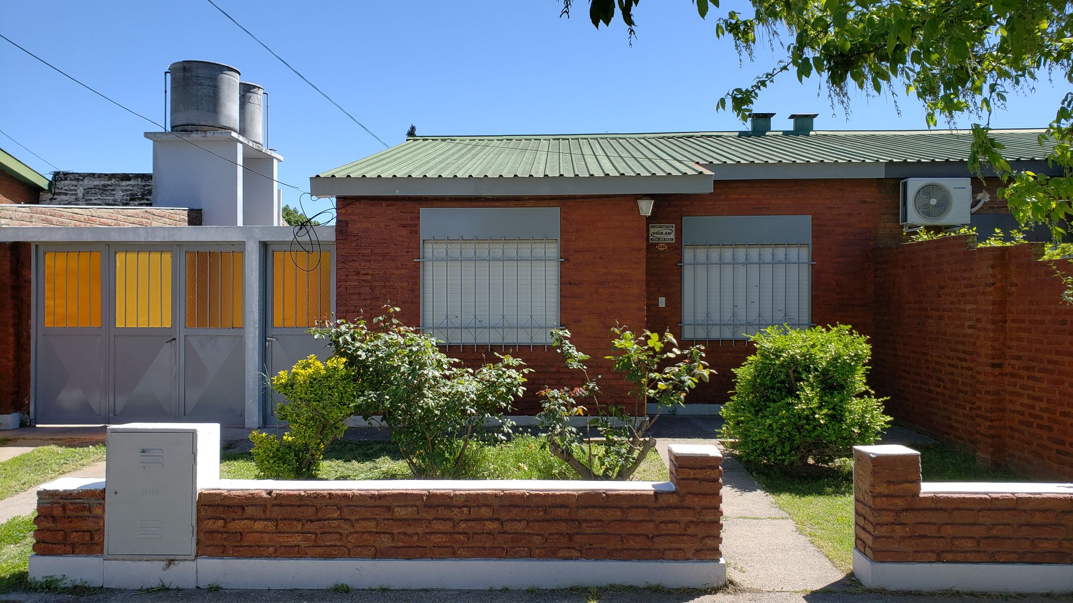 Casa 2 dormitorios c/garaje y patio - 1
