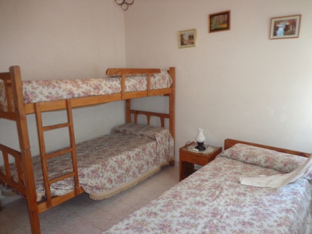 OPORTUNIDAD! DOS HERMOSAS CASAS EN CALLE INTENDENTE GARCIA! LOTE 900MTS — foto 2