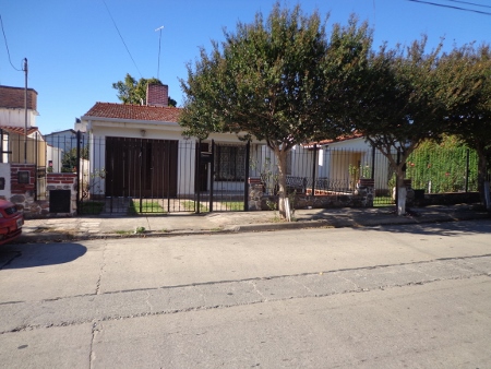 OPORTUNIDAD! DOS HERMOSAS CASAS EN CALLE INTENDENTE GARCIA! LOTE 900MTS — foto 6