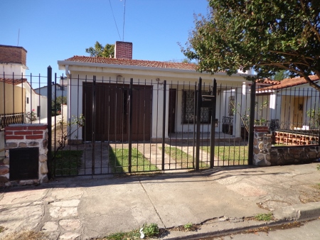 OPORTUNIDAD! DOS HERMOSAS CASAS EN CALLE INTENDENTE GARCIA! LOTE 900MTS — foto 7