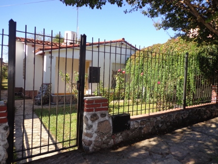 OPORTUNIDAD! DOS HERMOSAS CASAS EN CALLE INTENDENTE GARCIA! LOTE 900MTS — foto 8
