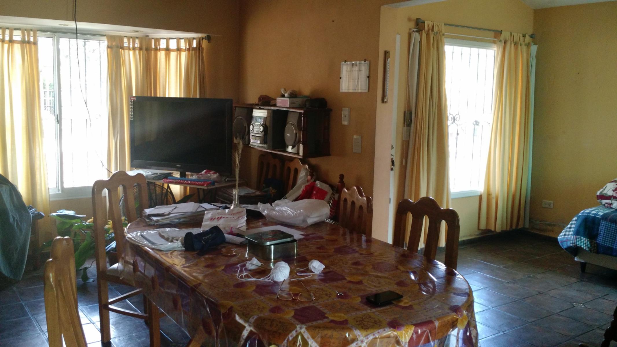 HERMOSA CASA EN SOL Y RIO! CON TRES DORMITORIOS, Y DEPTO INTERNO DE DOS DORMITORIOS.