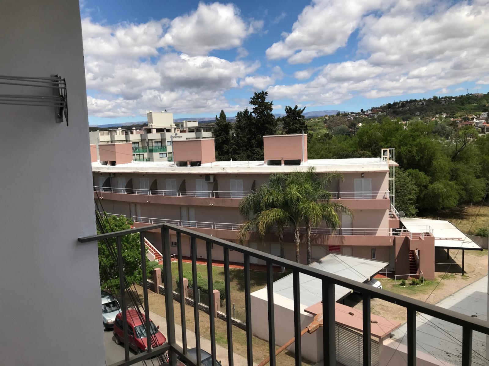 EXCELENTE DEPARTAMENTO A UNA CUADRA DEL PUENTE CENTRAL DE CARLOS PAZ DOS DORMITORIOS CON COCHERA IMPECABLE