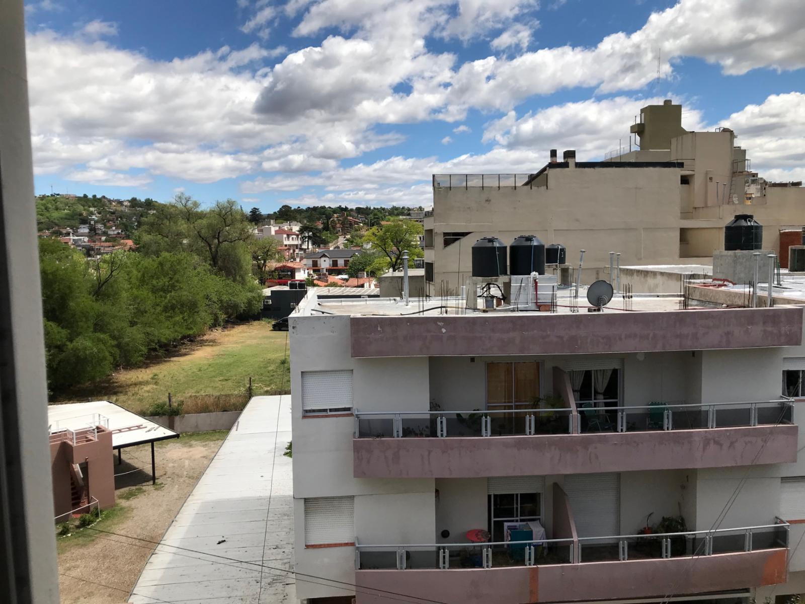 EXCELENTE DEPARTAMENTO A UNA CUADRA DEL PUENTE CENTRAL DE CARLOS PAZ DOS DORMITORIOS CON COCHERA IMPECABLE — foto 2