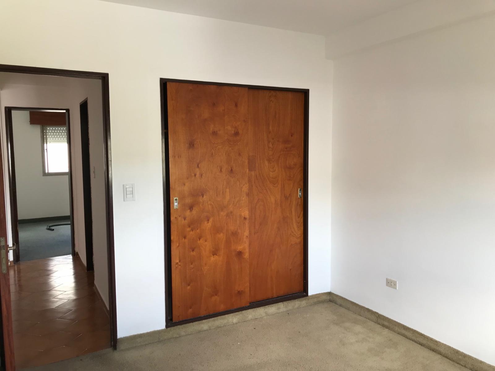 EXCELENTE DEPARTAMENTO A UNA CUADRA DEL PUENTE CENTRAL DE CARLOS PAZ DOS DORMITORIOS CON COCHERA IMPECABLE — foto 3