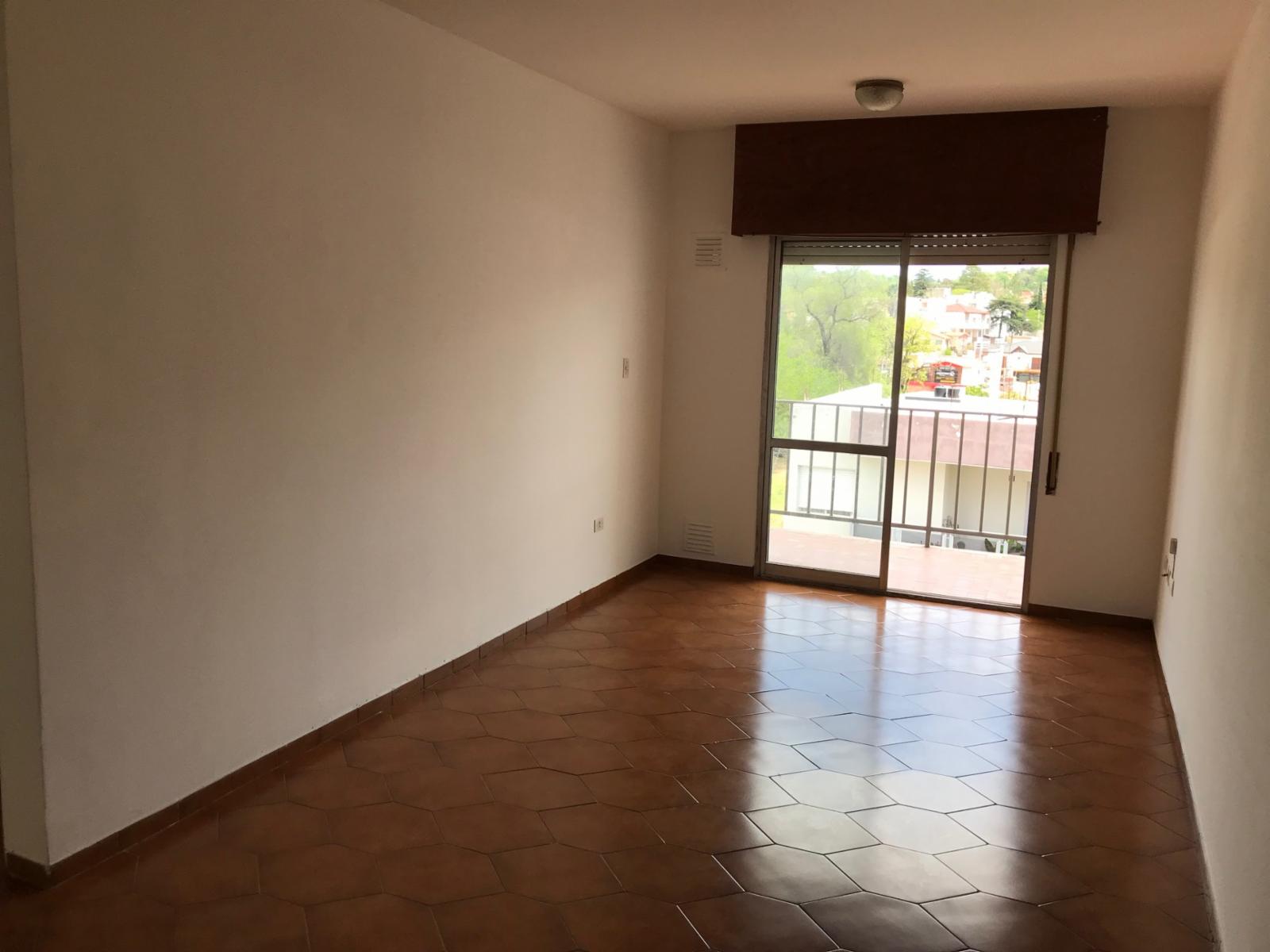 EXCELENTE DEPARTAMENTO A UNA CUADRA DEL PUENTE CENTRAL DE CARLOS PAZ DOS DORMITORIOS CON COCHERA IMPECABLE — foto 12