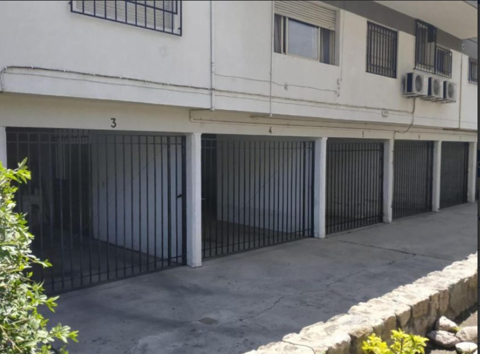 DEPARTAMENTO DE DOS DORMITORIOS , PLANTA BAJA . CON COCHERA . CENTRO — foto 2