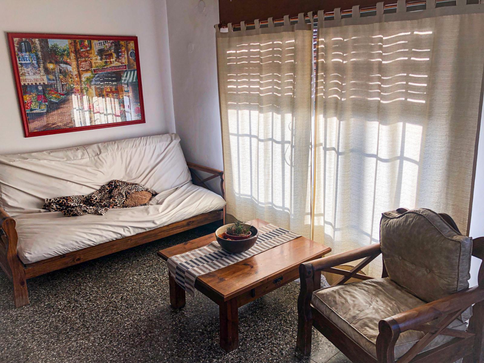 HERMOSA CASA EN BARRIO MALVINAS, A UNA CUADRA DE CARCANO CON TODOS LOS SERVICIOS. CUATRO DORMITORIOS , PILETA . QUINCHO Y COCHERA . — foto 2