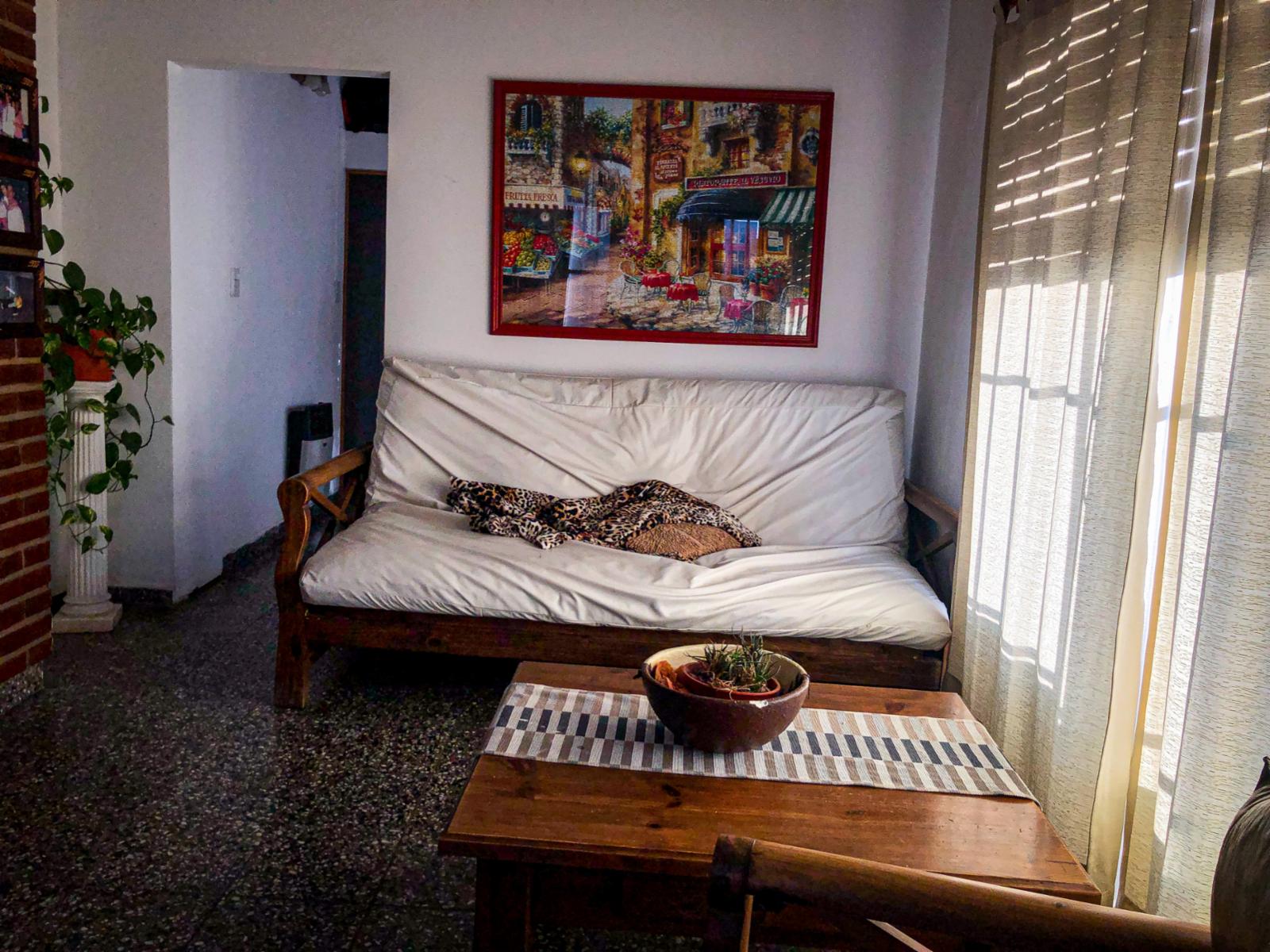 HERMOSA CASA EN BARRIO MALVINAS, A UNA CUADRA DE CARCANO CON TODOS LOS SERVICIOS. CUATRO DORMITORIOS , PILETA . QUINCHO Y COCHERA . — foto 3