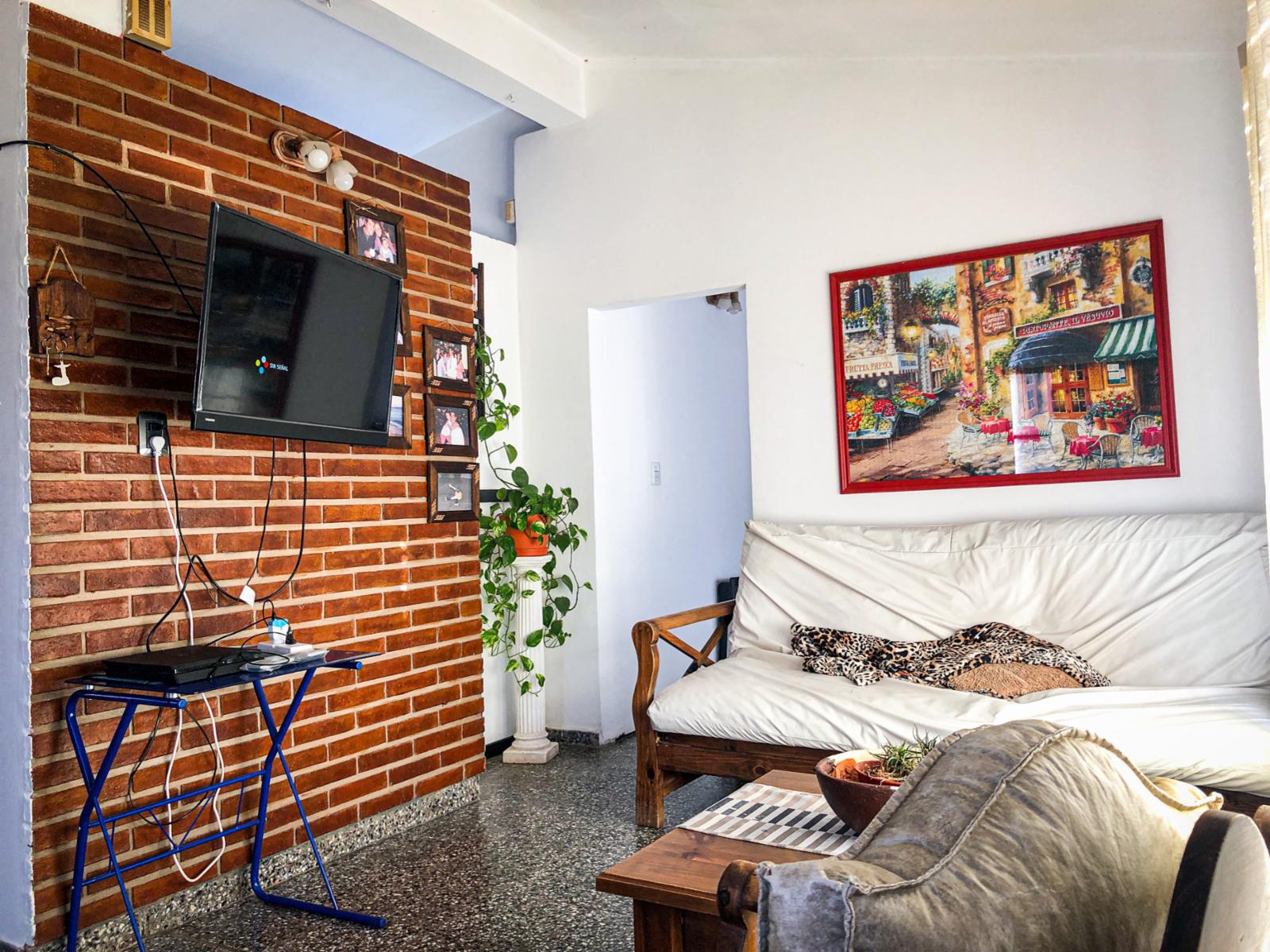 HERMOSA CASA EN BARRIO MALVINAS, A UNA CUADRA DE CARCANO CON TODOS LOS SERVICIOS. CUATRO DORMITORIOS , PILETA . QUINCHO Y COCHERA . — foto 4