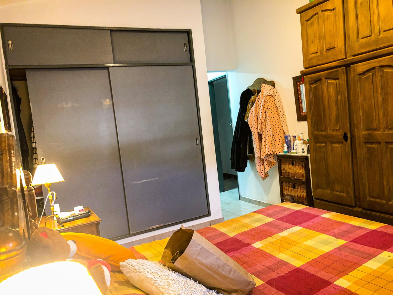 HERMOSA CASA EN BARRIO MALVINAS, A UNA CUADRA DE CARCANO CON TODOS LOS SERVICIOS. CUATRO DORMITORIOS , PILETA . QUINCHO Y COCHERA . — foto 6