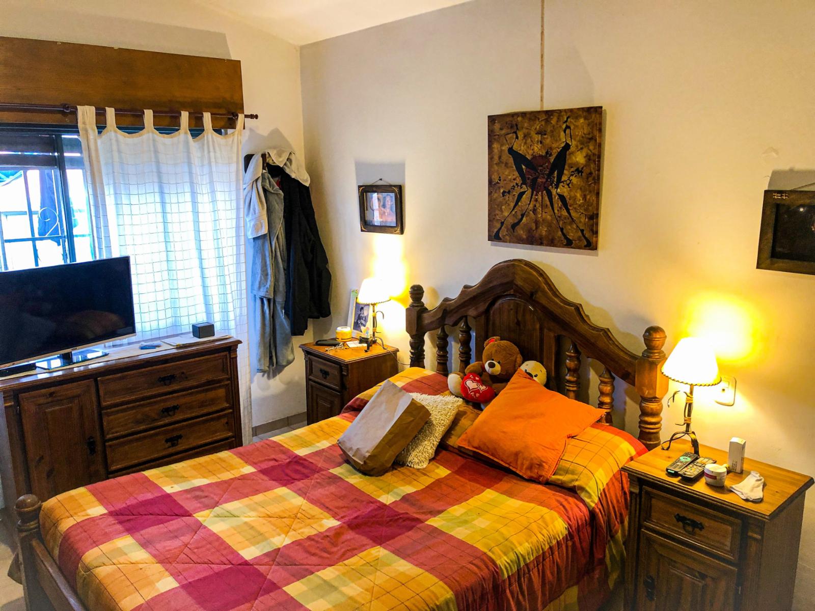HERMOSA CASA EN BARRIO MALVINAS, A UNA CUADRA DE CARCANO CON TODOS LOS SERVICIOS. CUATRO DORMITORIOS , PILETA . QUINCHO Y COCHERA . — foto 7