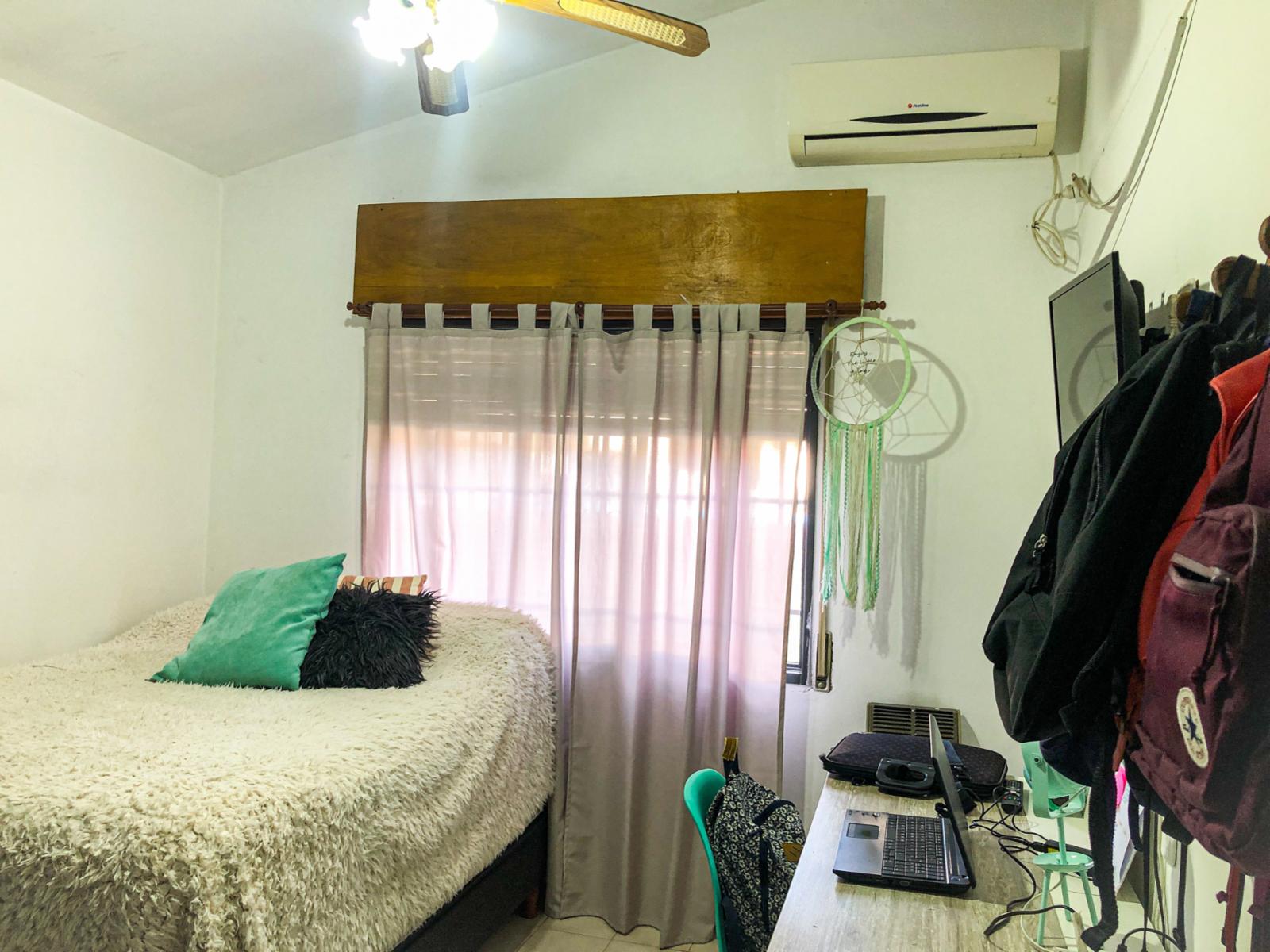 HERMOSA CASA EN BARRIO MALVINAS, A UNA CUADRA DE CARCANO CON TODOS LOS SERVICIOS. CUATRO DORMITORIOS , PILETA . QUINCHO Y COCHERA . — foto 8