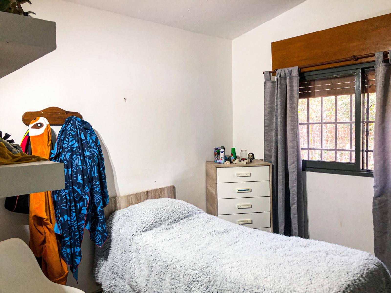 HERMOSA CASA EN BARRIO MALVINAS, A UNA CUADRA DE CARCANO CON TODOS LOS SERVICIOS. CUATRO DORMITORIOS , PILETA . QUINCHO Y COCHERA . — foto 10