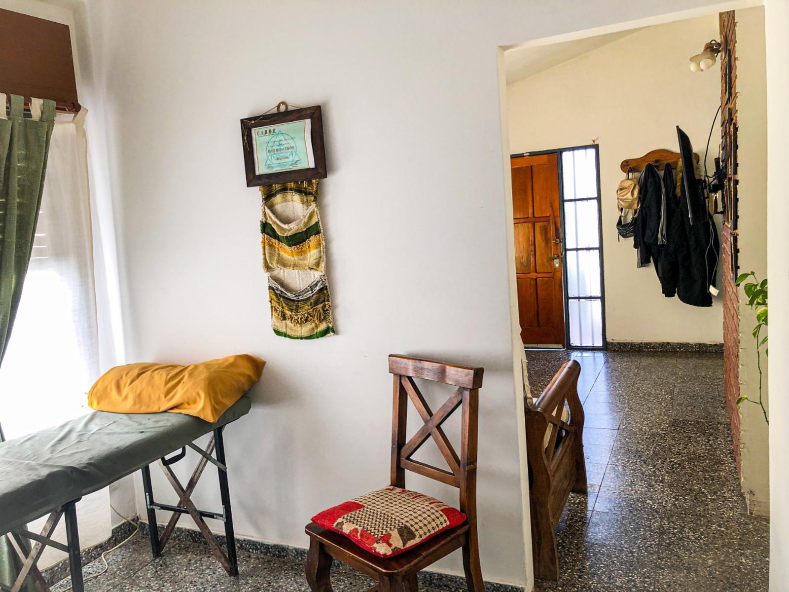 HERMOSA CASA EN BARRIO MALVINAS, A UNA CUADRA DE CARCANO CON TODOS LOS SERVICIOS. CUATRO DORMITORIOS , PILETA . QUINCHO Y COCHERA . — foto 14