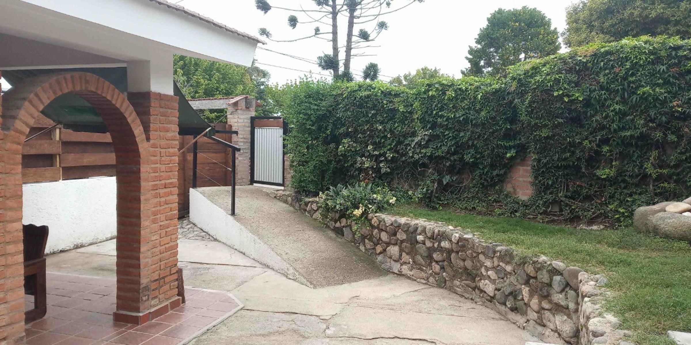 CASA TRES DORMITORIOS, DOS BAÑOS , COCINA COMEDOR , LIVING , PARQUE , CENTRICA — foto 3