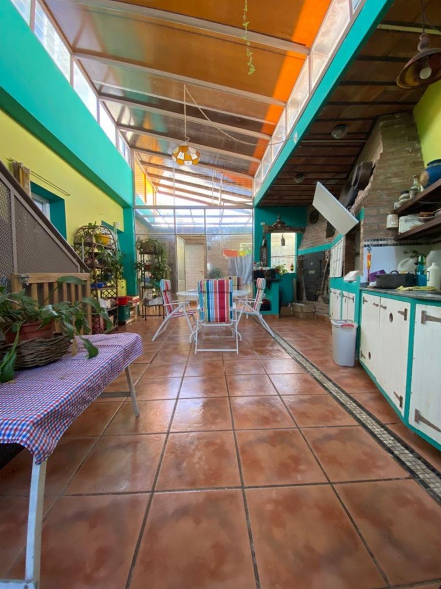 CASA MODERNA EN BARRIO LAS VERTIENTES , AMPLIA, CON PILETA