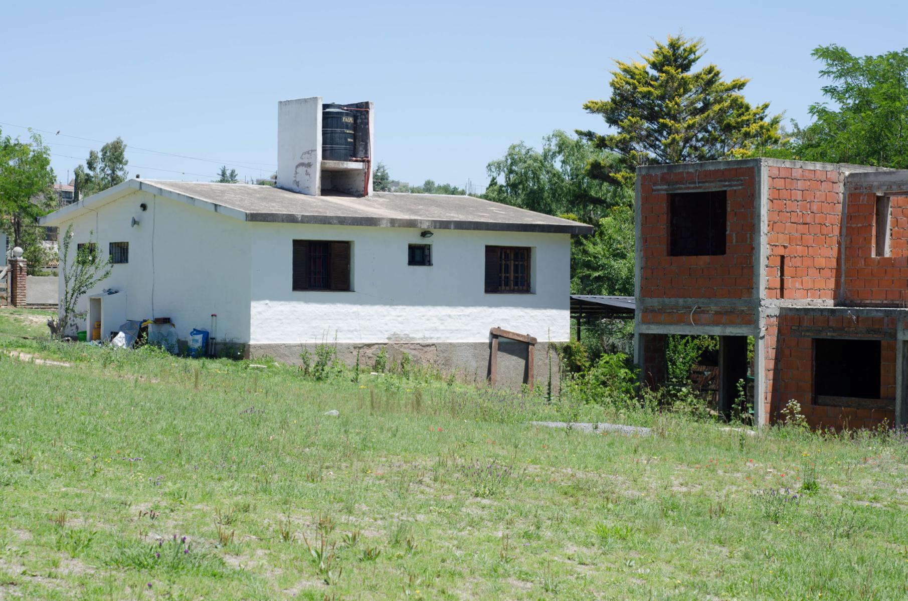 OPORTUNIDAD CASA MAS COMPLEJO A TERMINAR EN UNA HERMOSA ZONA DE LA CIUDAD DE TANTI — foto 2