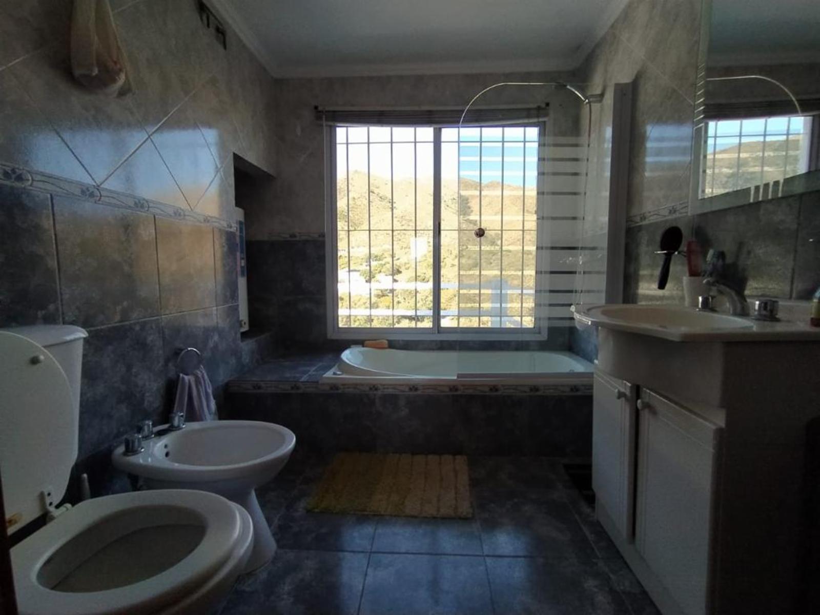 CASA DE TRES DORMITORIOS , CON VISTA AL LAGO, PILETA, GRAN PATIO