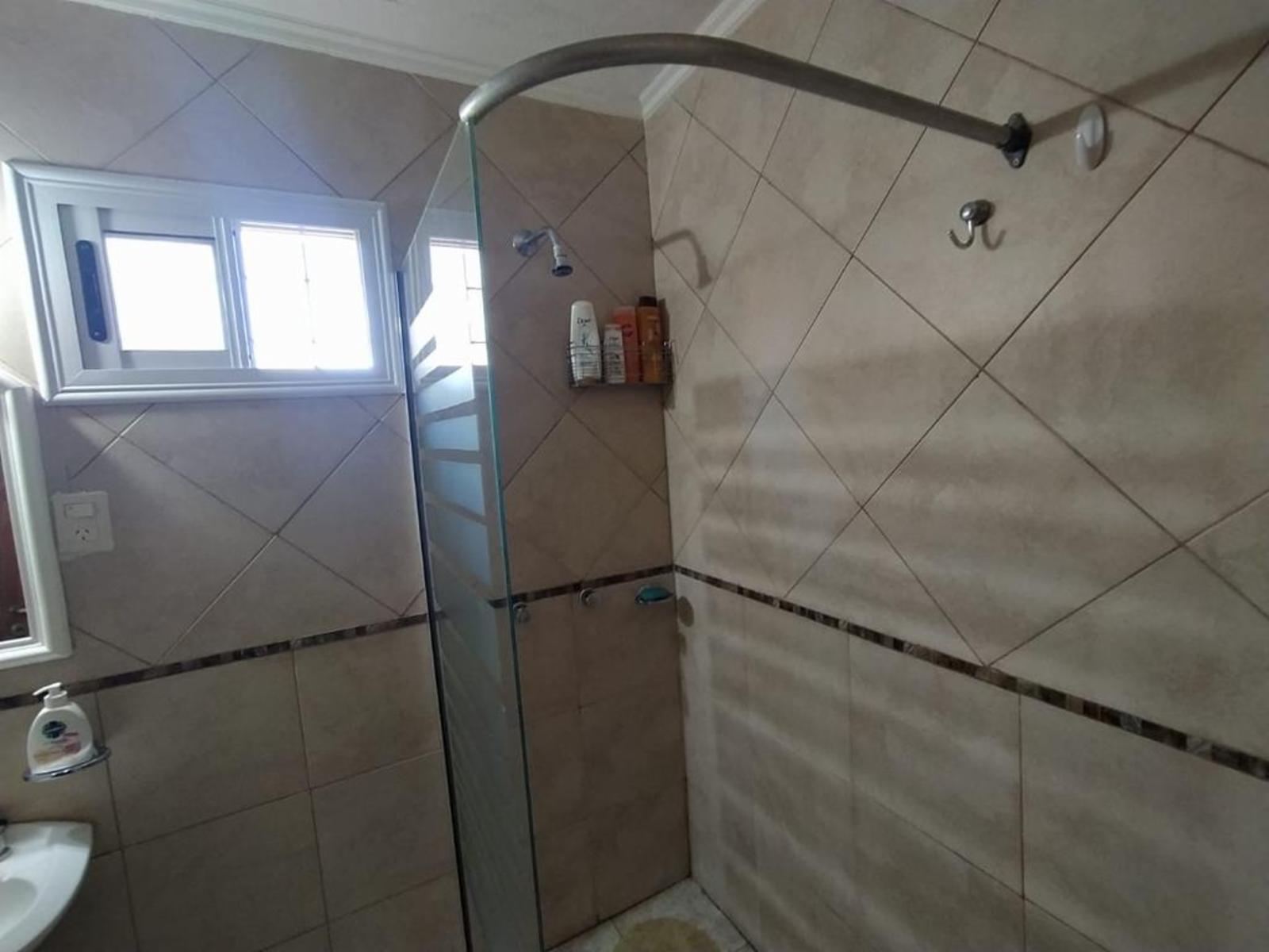 CASA DE TRES DORMITORIOS , CON VISTA AL LAGO, PILETA, GRAN PATIO — foto 3