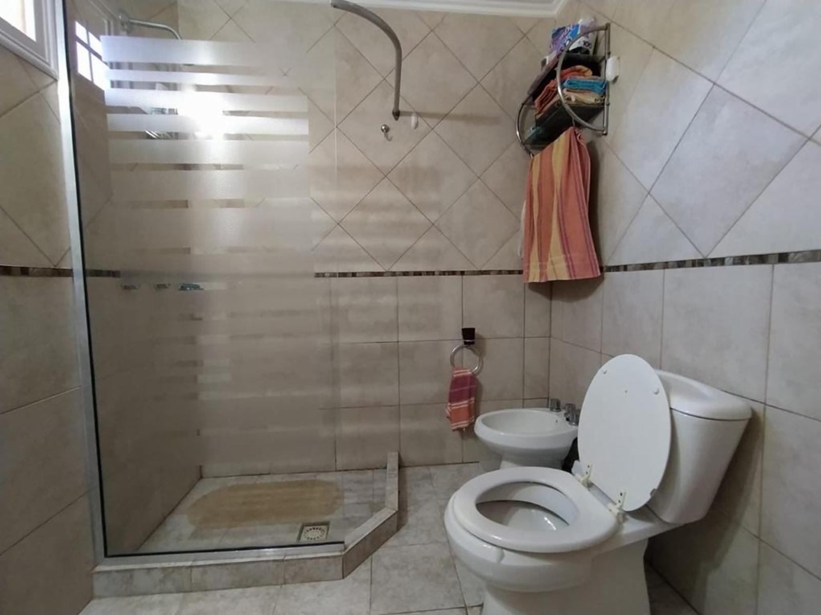 CASA DE TRES DORMITORIOS , CON VISTA AL LAGO, PILETA, GRAN PATIO — foto 9