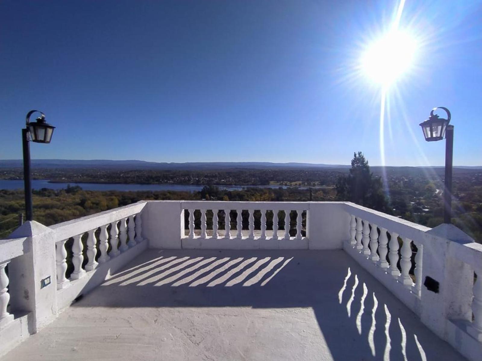 CASA DE TRES DORMITORIOS , CON VISTA AL LAGO, PILETA, GRAN PATIO — foto 10
