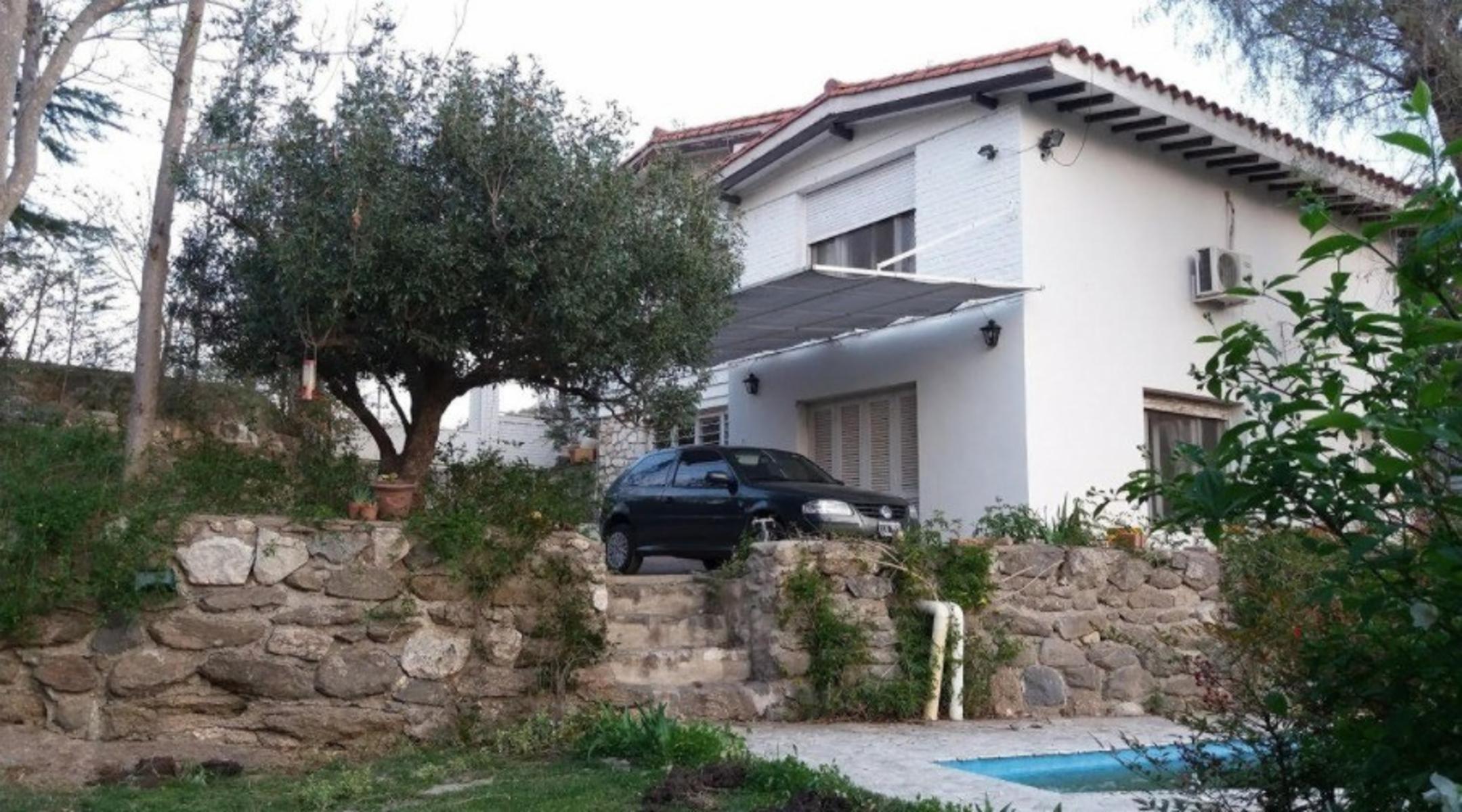 HERMOSA CASA EN VILLA DEL LAGO DE CUATRO DORMITORIOS, TRES BAÑOS ,PILETA , GRAN PARQUE