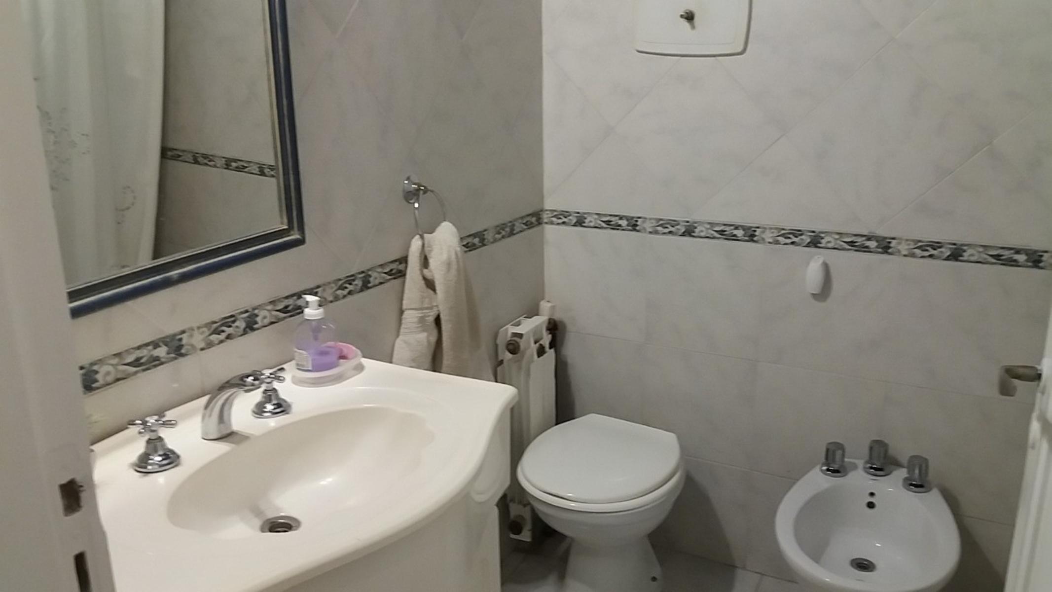 HERMOSA CASA EN VILLA DEL LAGO DE CUATRO DORMITORIOS, TRES BAÑOS ,PILETA , GRAN PARQUE — foto 2